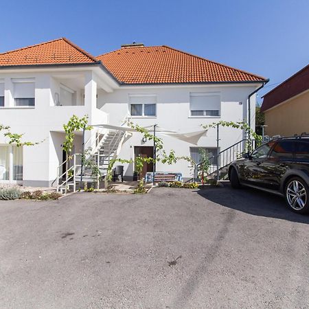 גיור Deli Terasz A Apartman Free Parking, Self-Check-In Anytime מראה חיצוני תמונה