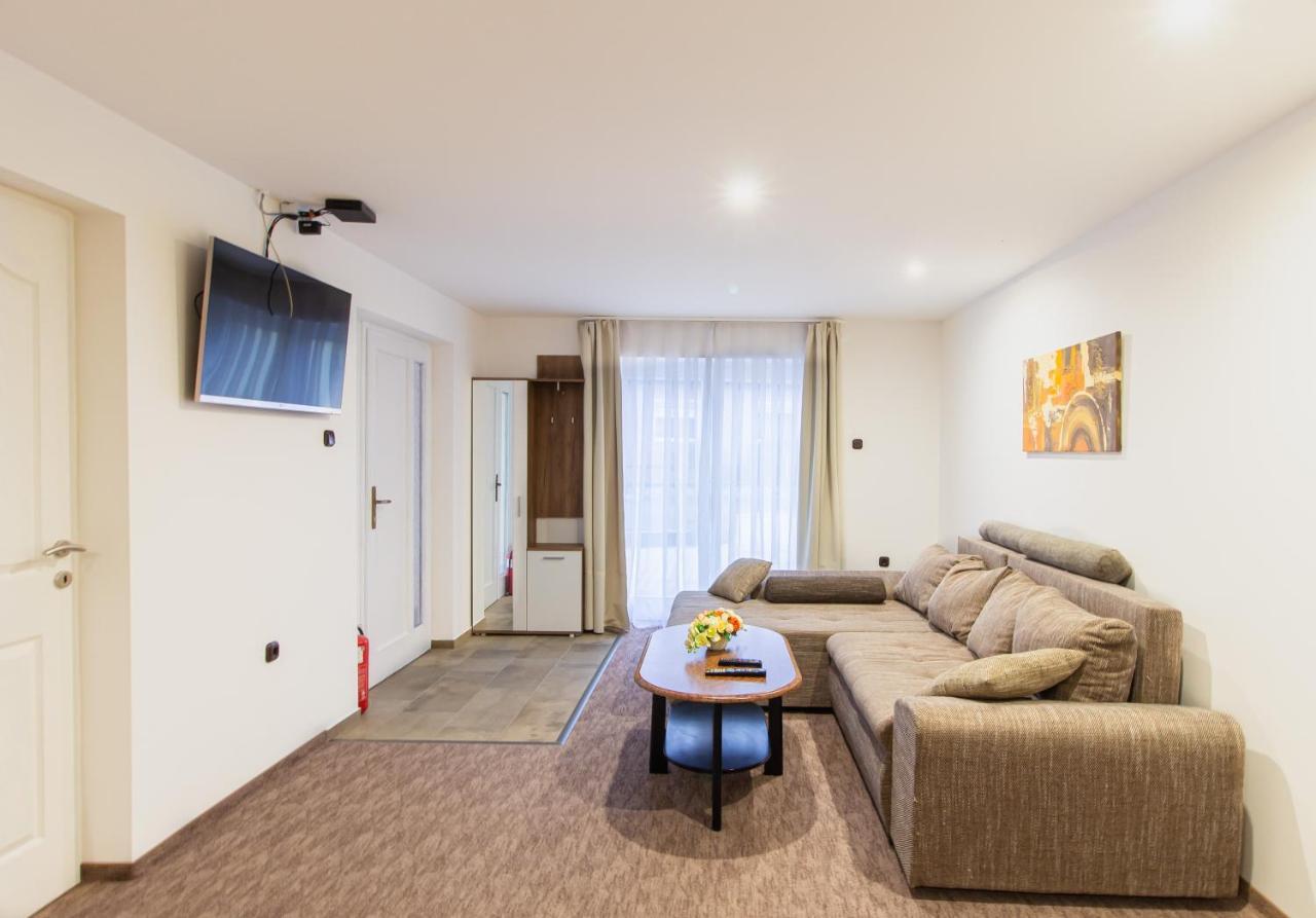 גיור Deli Terasz A Apartman Free Parking, Self-Check-In Anytime מראה חיצוני תמונה