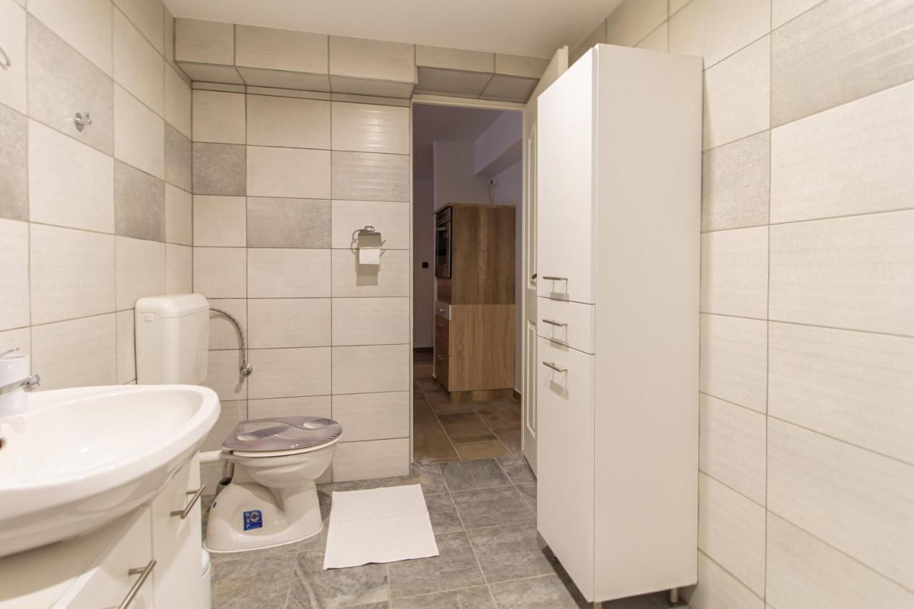 גיור Deli Terasz A Apartman Free Parking, Self-Check-In Anytime מראה חיצוני תמונה