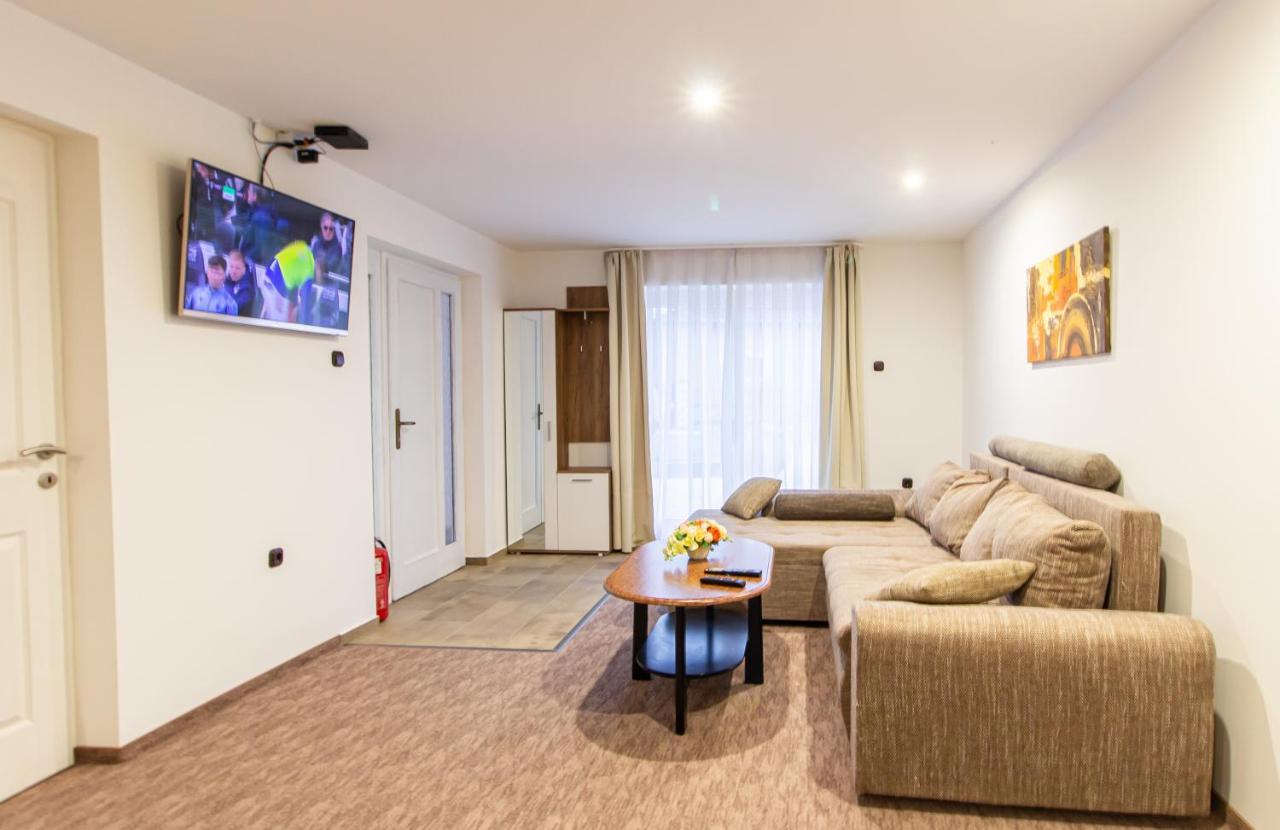 גיור Deli Terasz A Apartman Free Parking, Self-Check-In Anytime מראה חיצוני תמונה