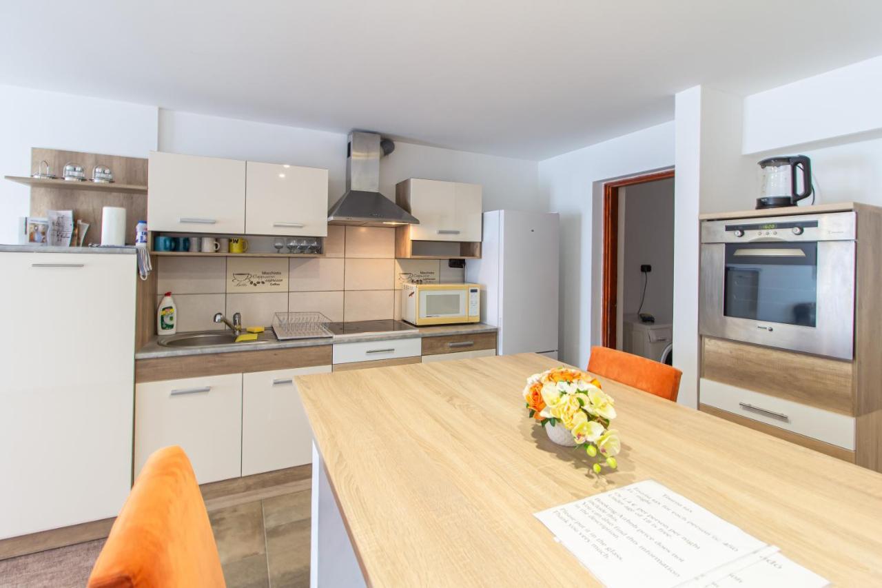 גיור Deli Terasz A Apartman Free Parking, Self-Check-In Anytime מראה חיצוני תמונה
