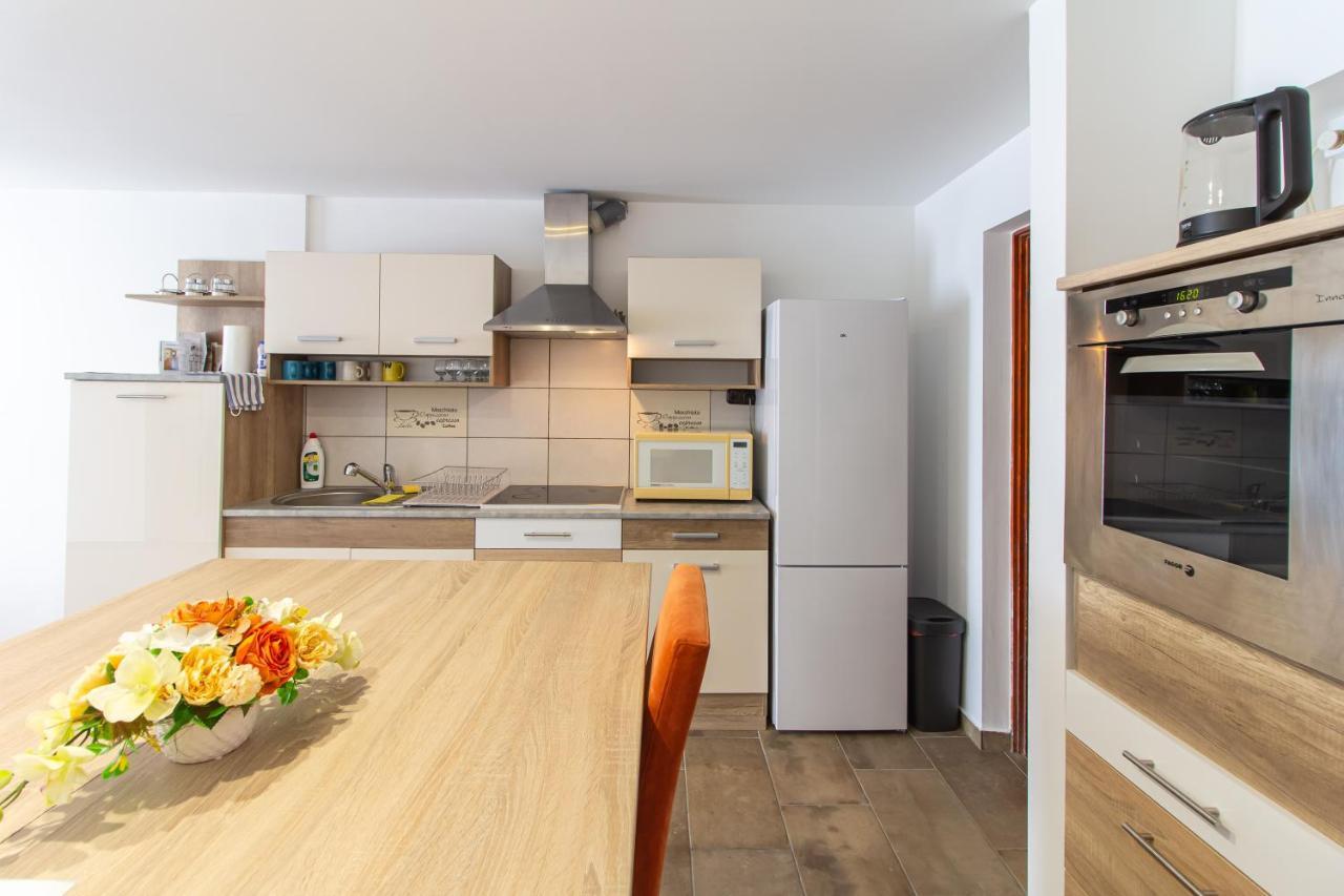 גיור Deli Terasz A Apartman Free Parking, Self-Check-In Anytime מראה חיצוני תמונה