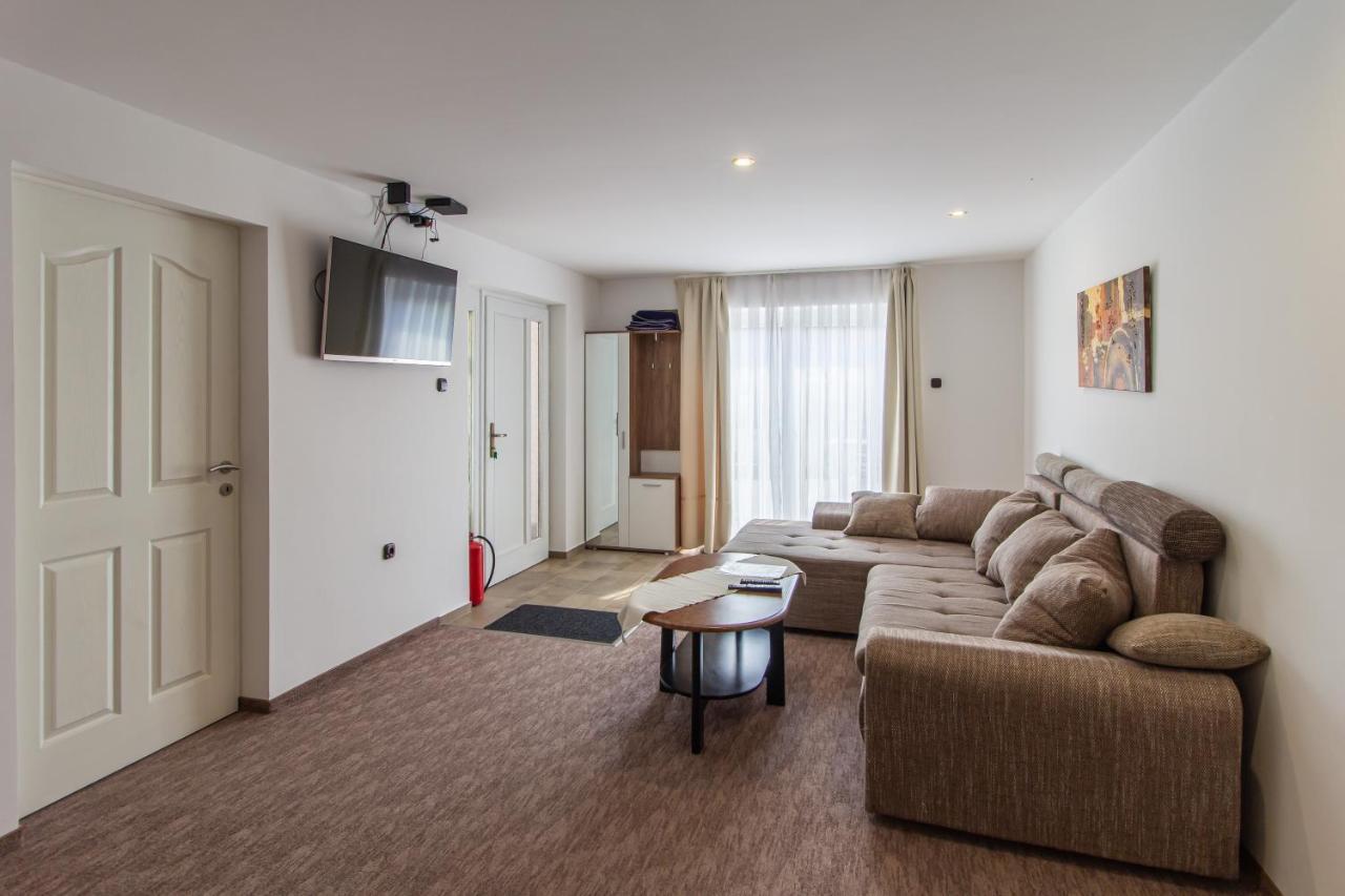 גיור Deli Terasz A Apartman Free Parking, Self-Check-In Anytime מראה חיצוני תמונה
