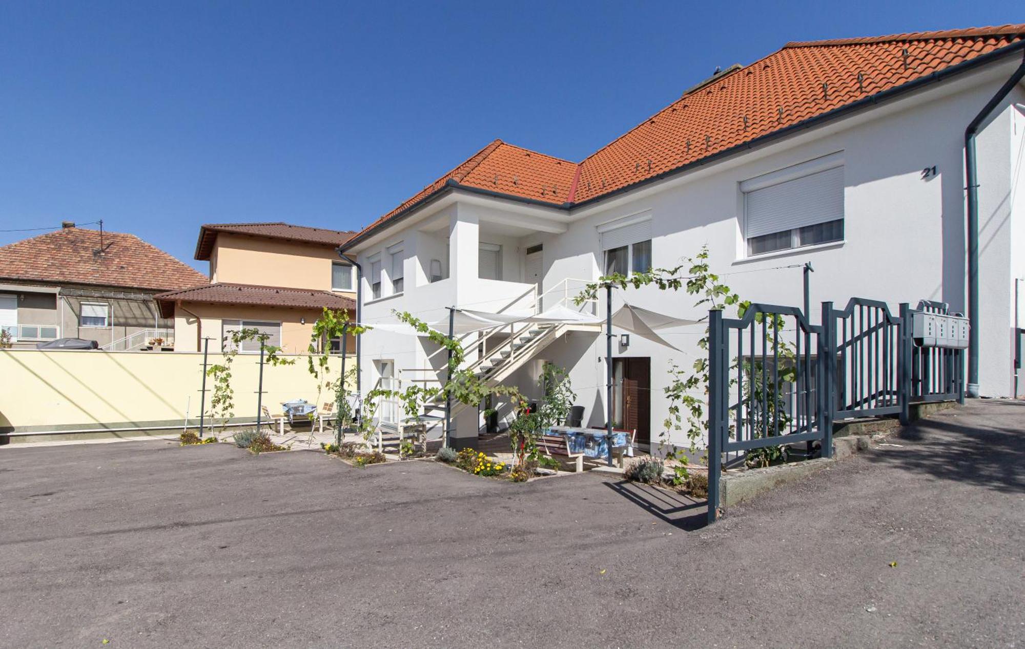 גיור Deli Terasz A Apartman Free Parking, Self-Check-In Anytime מראה חיצוני תמונה