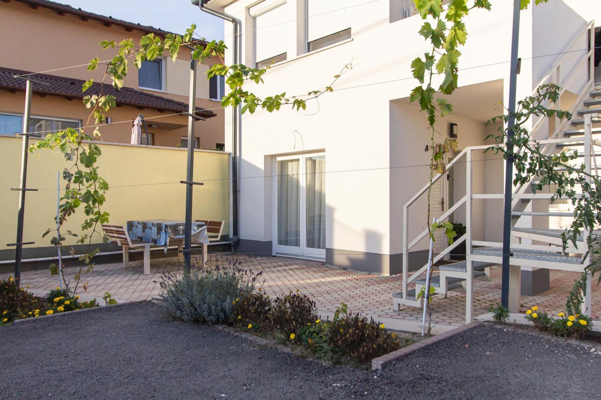 גיור Deli Terasz A Apartman Free Parking, Self-Check-In Anytime מראה חיצוני תמונה